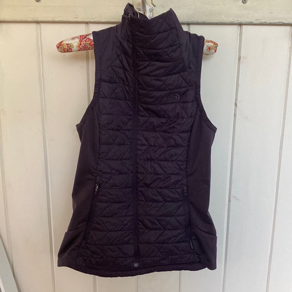 North Face Vest! Beautiful deep purple/plum! Great fit! Perfect length and layer - Picture 1 of 8